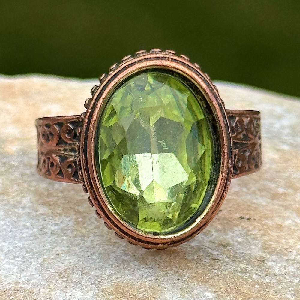 😍 Vintage Inspired Green Gemstone Copper Tone Filigree Ring 8